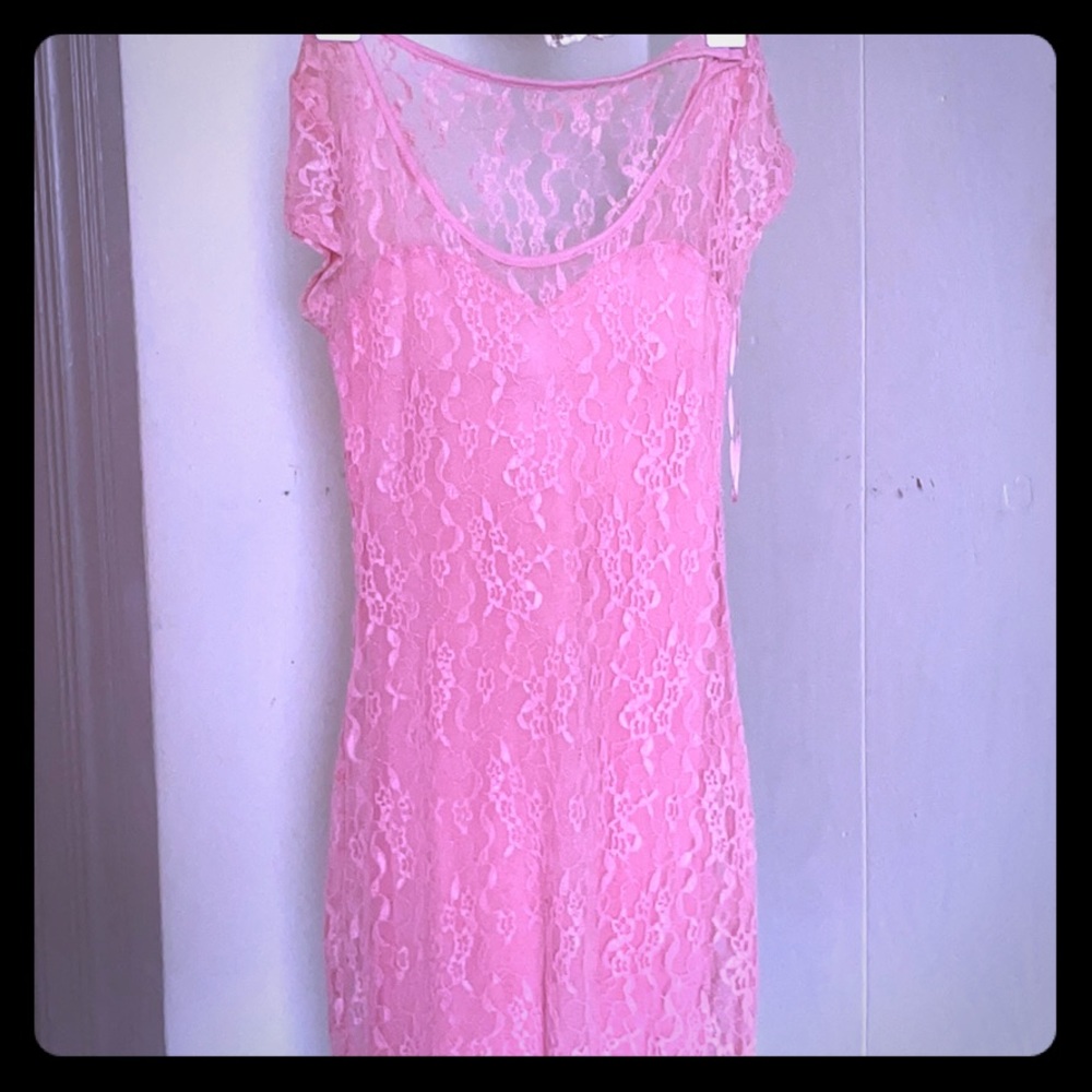 Lace cocktail dress with sweetheart neck